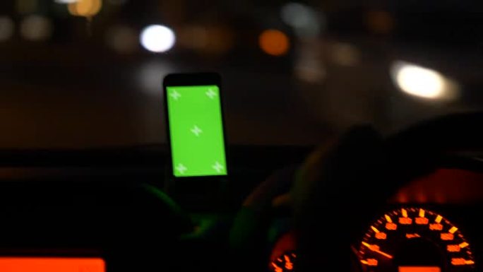 汽车上的数字显示: 人们在晚上使用智能手机