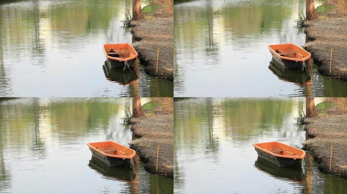 橙色的小船漂浮在运河上。