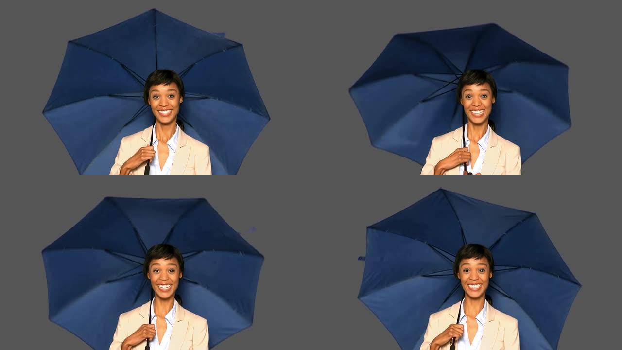 带伞的快乐女商人