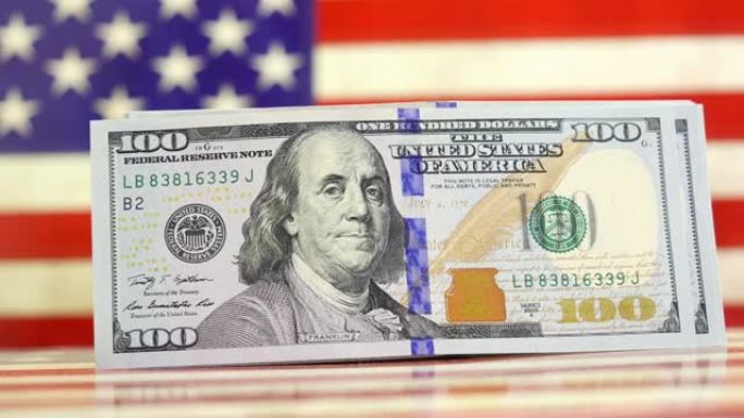 美国国旗上的百美元钞票。