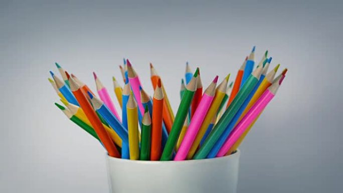 许多彩色铅笔旋转