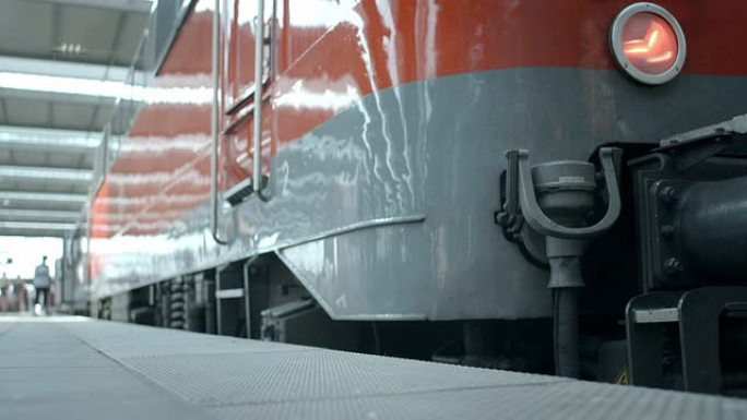 高清: 火车站平台上的机车