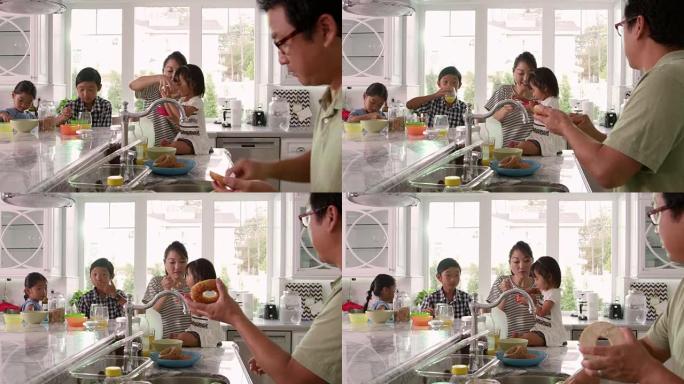 家庭在R3D上吃早餐并做午餐