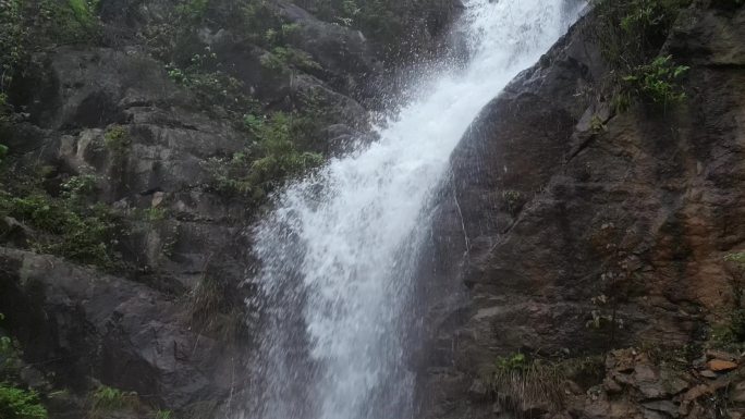 春季雨水   沉浸体验野生瀑布