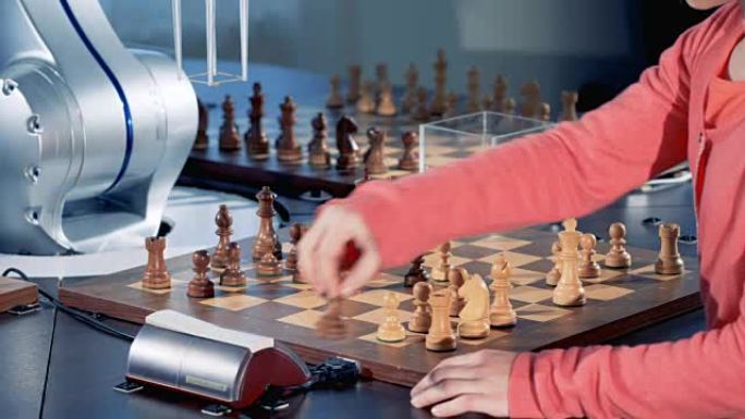 一个聪明的小女孩正在用电脑下棋。