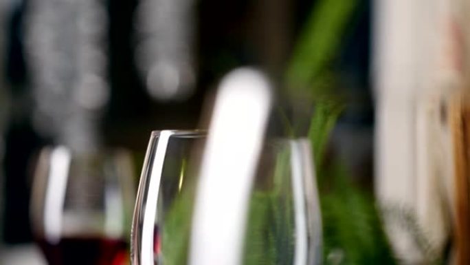 侍酒师在餐厅里用葡萄酒填充杯子