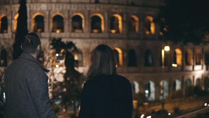 年轻的幸福夫妇走在意大利罗马斗兽场附近的罗马市。享受风景的旅行男女