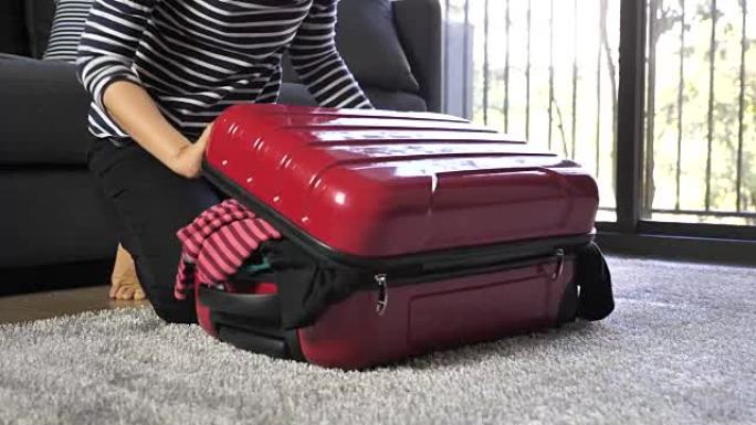 女人在家打包行李箱