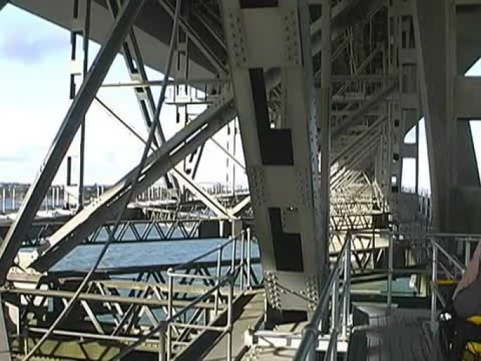 施工：箱形特拉斯桥支撑结构