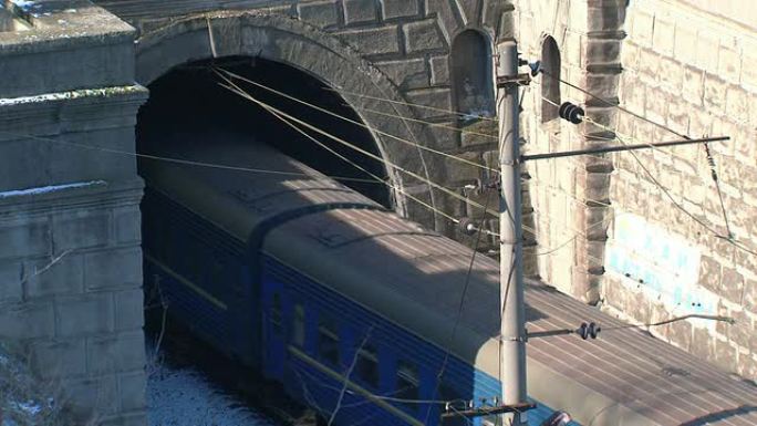 火车通过铁路隧道
