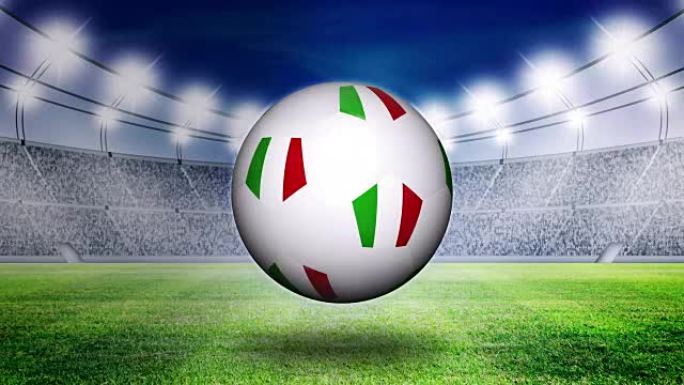 足球条纹意大利国旗在晚上在体育场的草地上滚动