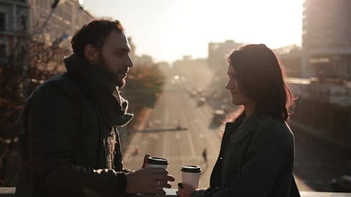 夫妻在桥上聊天和喝咖啡
