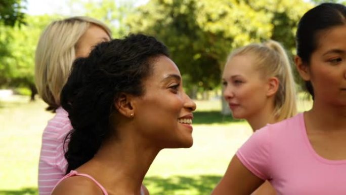 微笑的粉红色女性对乳腺癌的认识聊天