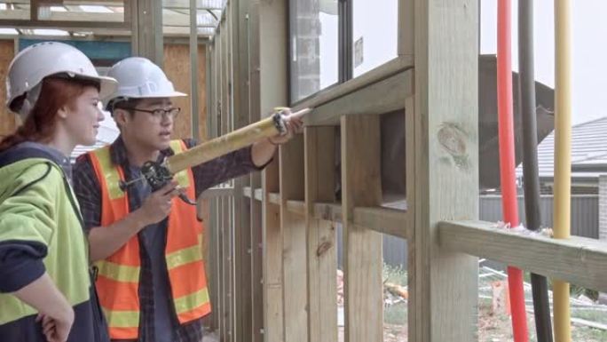 亚洲年轻男子教女人如何在建筑工地用硅密封的实时视频