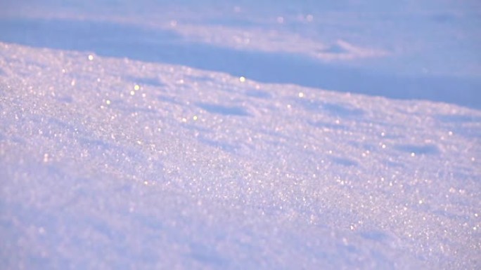 Dop: 冬季早晨在阳光明媚的山坡上闪闪发光的蓝色雪晶