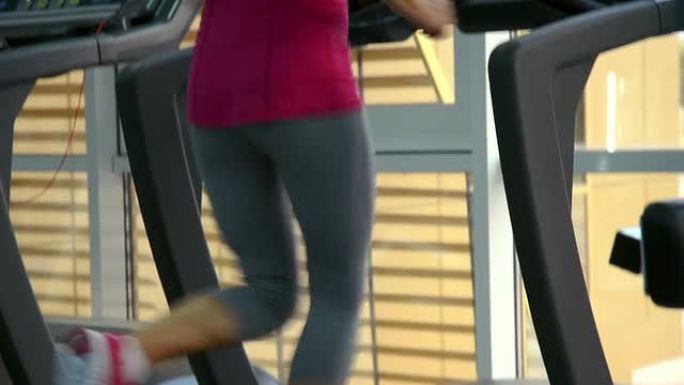 健身房里的女人在跑步机上