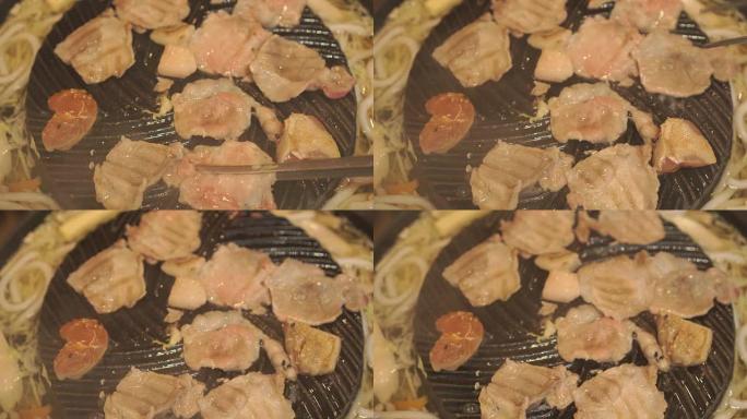 烹饪烧烤，在炉子上用木炭烧烤。关闭在日本餐厅烤的鸡肉。烧烤或日式食品用生鸡片