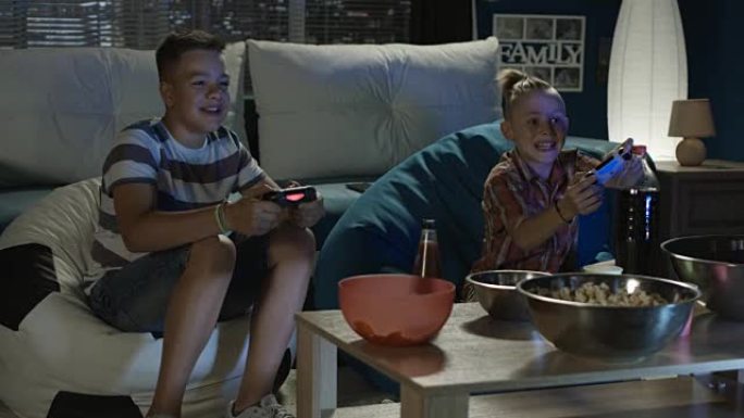 十几岁的男孩一起在沙发上玩电子游戏