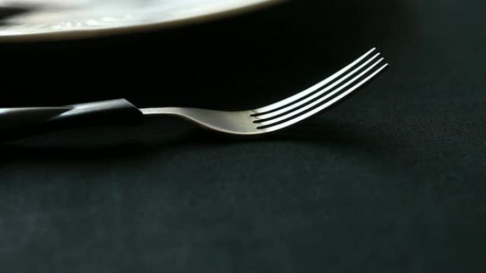 放置银器的特写