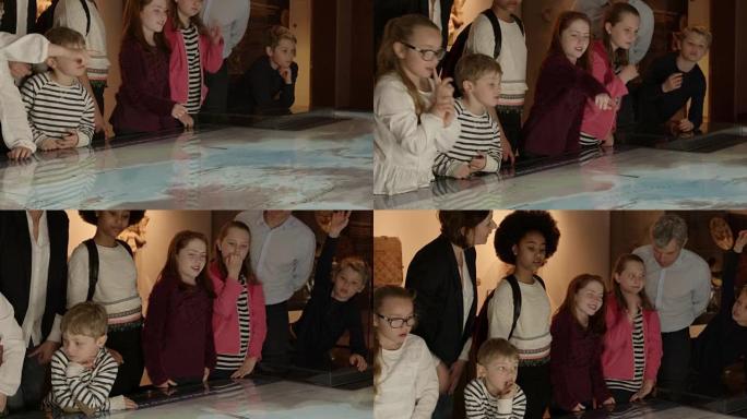 学生在学校去博物馆看R3D上拍摄的地图