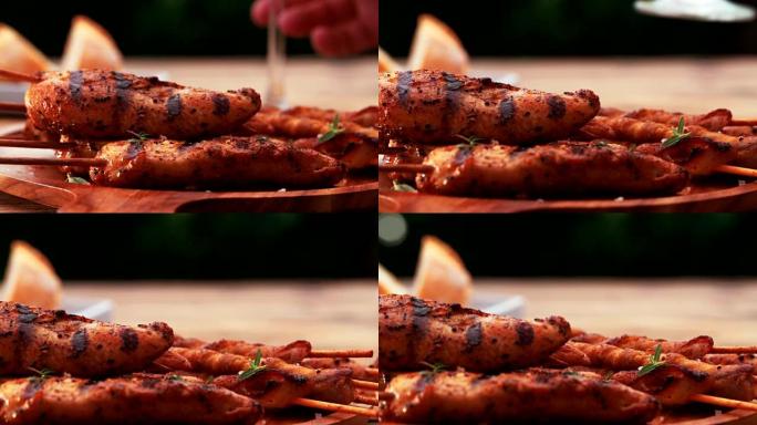 在户外的木桌上烧烤餐，配以鸡肉串