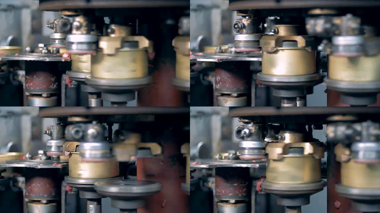 金属罐在旋转输送机上转动并向前移动。