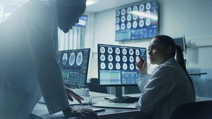 大脑研究实验室的两名科学家正在研究一个项目，使用带有MRI扫描的个人计算机显示大脑异常。神经科学家在
