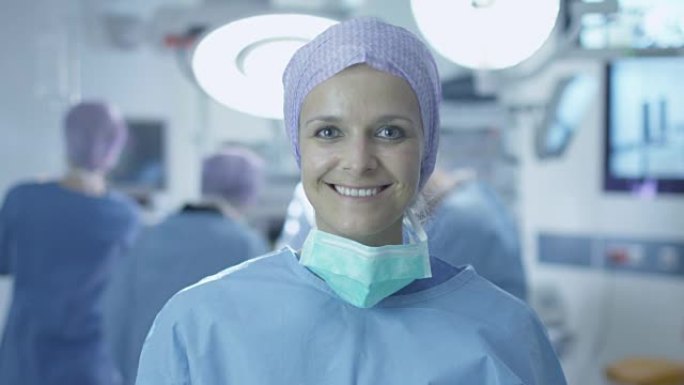在手术室成功手术后，积极，迷人和微笑的护士脱下手术面罩的肖像。