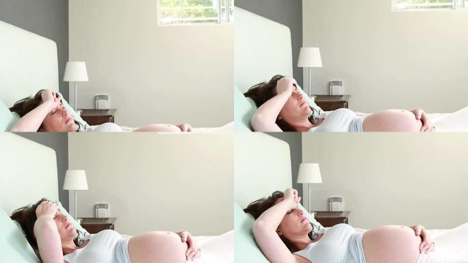 手头上头痛的孕妇