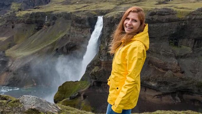 探索冰岛，欣赏其峡谷的女人