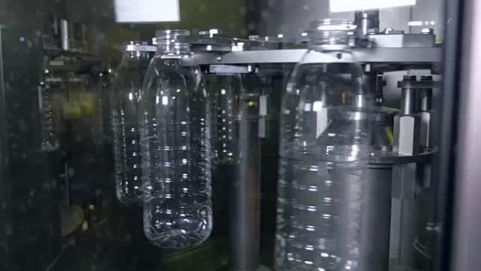 空塑料瓶在机器中旋转，准备使用