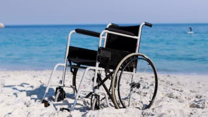 海滩上的黑色轮椅