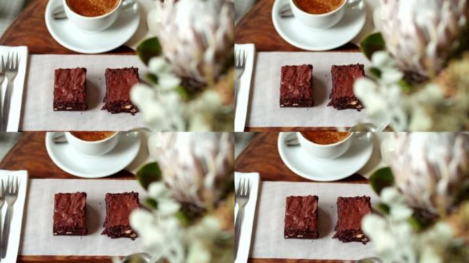 木制桌子上的核仁巧克力饼和咖啡馆里的一杯咖啡