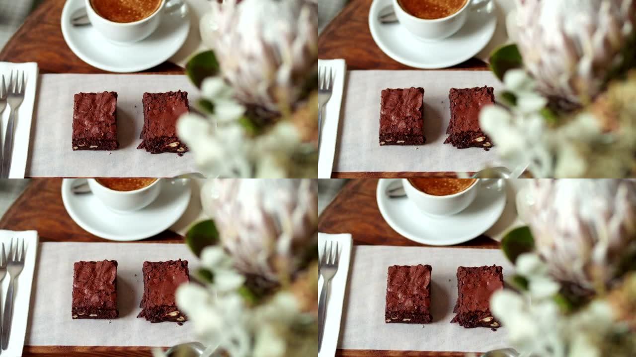 木制桌子上的核仁巧克力饼和咖啡馆里的一杯咖啡
