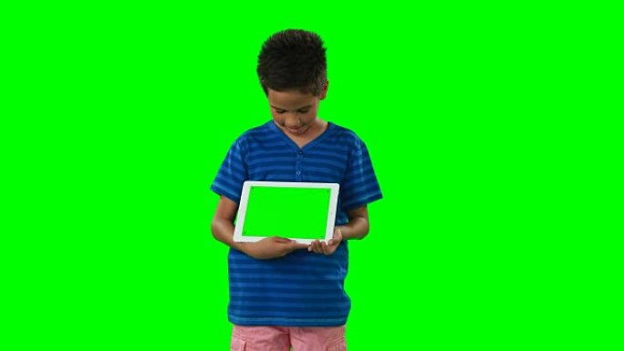 微笑的男孩展示数字平板电脑4k