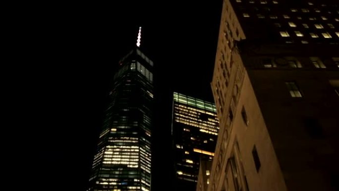 低角度视图: 夜间驶过世界贸易中心一号摩天大楼