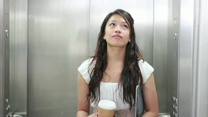 女性走进电梯女性走进电梯