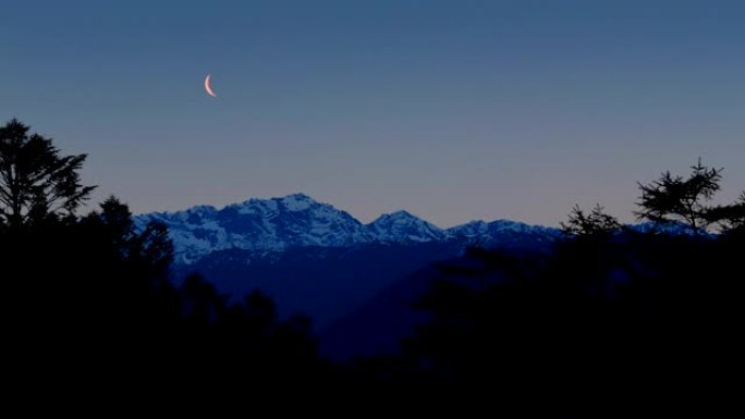 黄昏时在山林上的月亮