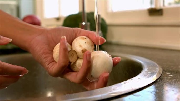 女人洗蘑菇