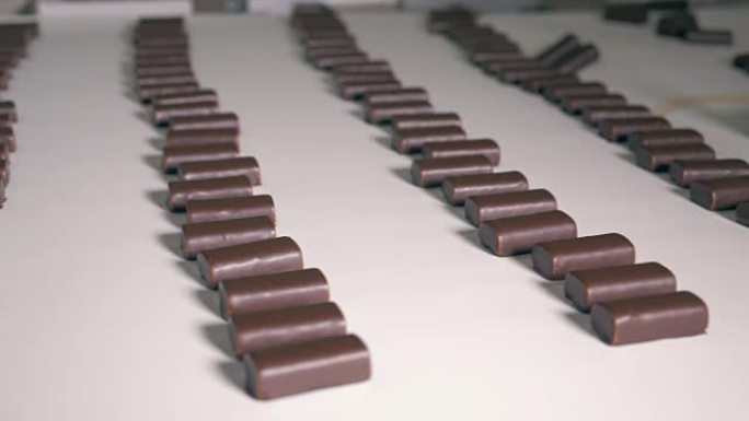 一排排巧克力糖果沿着传送带走