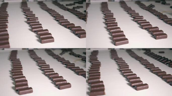 一排排巧克力糖果沿着传送带走