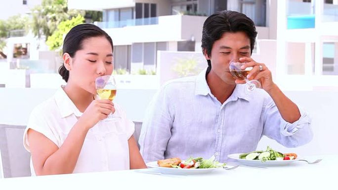 亚洲夫妇在用餐时喝白酒