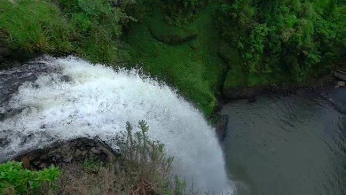 慢动作特写: 巨大的瀑布涌入丛林湖