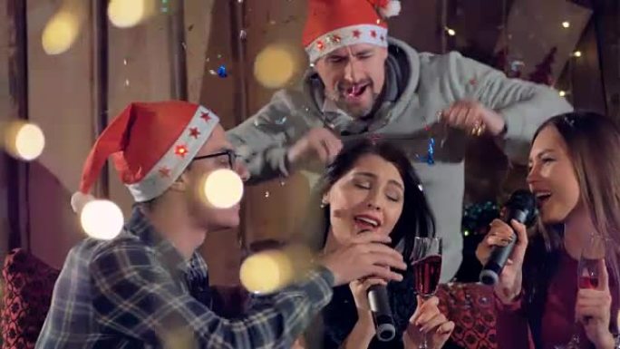 一个男人和两个唱歌的女人一起参加圣诞晚会。