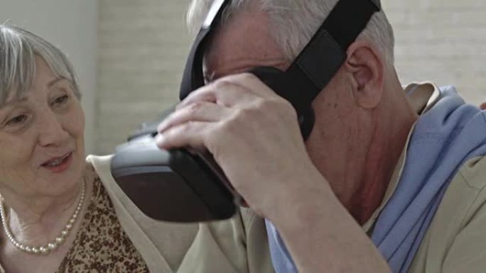 戴VR护目镜的老年男子和老年妇女
