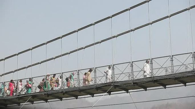 里希凯什Lakshman Jhula大桥上的时间推移