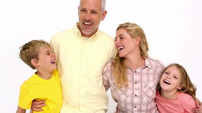 幸福的家庭在镜头前微笑