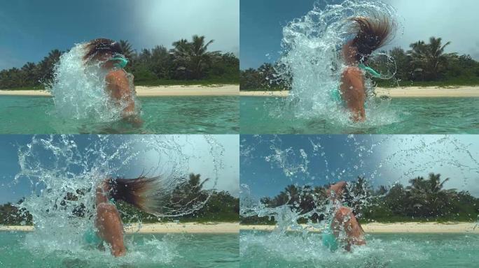 慢动作: 开朗的女孩通过鞭打头发来溅起海水