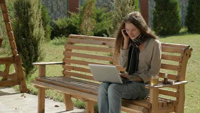 生病的女人在她的院子里