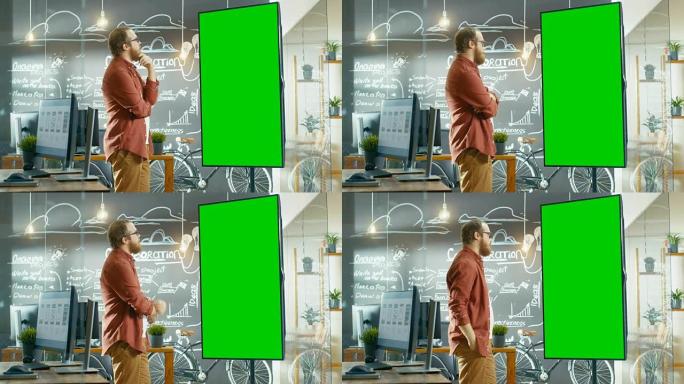 男性应用程序开发人员查看带有模拟绿屏的交互式白板。他正在考虑解决问题的方法。在带有黑板墙的背景创意办